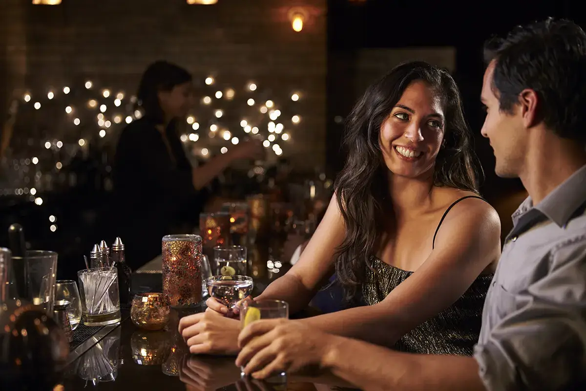 Riaprono i bar, occasione per i single In cerca dell'anima gemella? Ecco i migliori bar per le conquiste